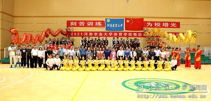 专家组观看学生专业汇报演出