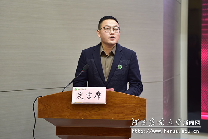 2007级校友、河南甲加由农业服务有限公司董事长王灵光作为企业家代表发言