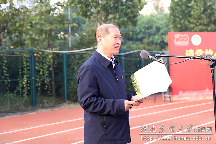 校长介晓磊主持升旗仪式