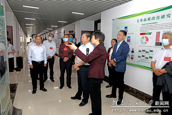 省政协常委视察团在我校实验室进行调研