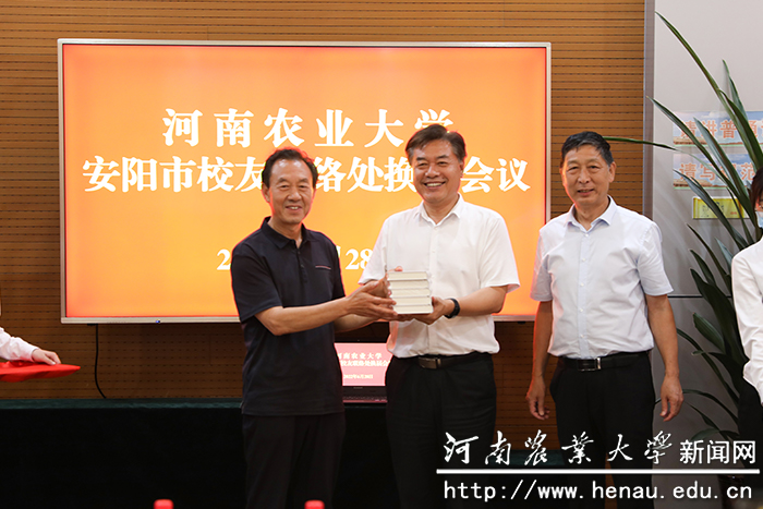 党委副书记、工会主席李成吾代表学校接受校友捐赠