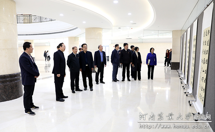 与会人员参观“弘扬传统文化 谱写红色华章”主题书法展