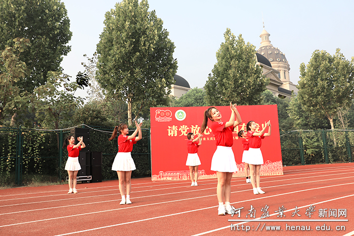 青年学子用手语舞蹈表达对祖国的热爱和祝福