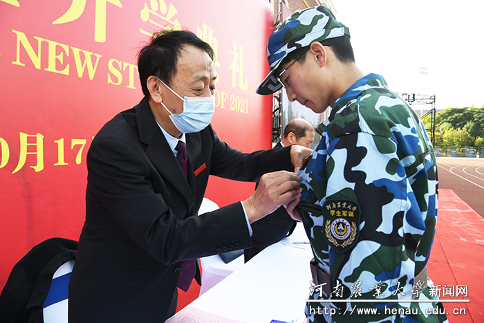 校党委书记魏蒙关为新生代表佩戴校徽